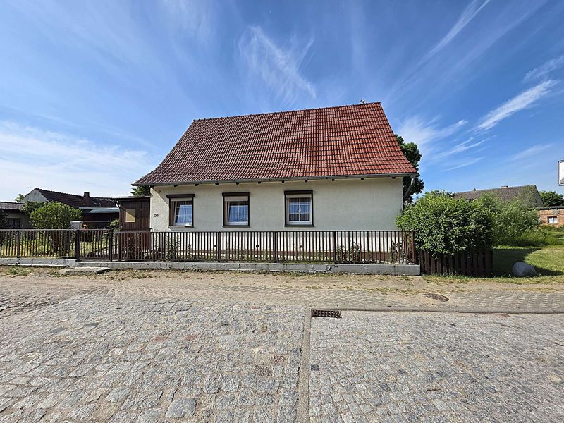 Gepflegtes Einfamilienhaus mit Garage und Nebengelass in Steinbeck